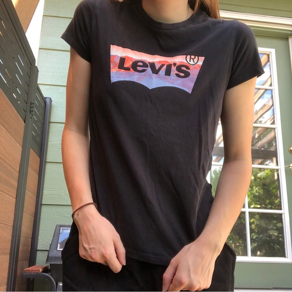 Levi’s Graphic Tee - Picture 1 of 3